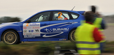 Max Christensen er på få år rykket op som en af landets absolut bedste rallykørere. Sammen med Dorthe Ravn fra Horsens er han regerende mester i Subaru Impreza WRX. I Yokohama Gjønge Rally kan de vinde titlen for anden gang.